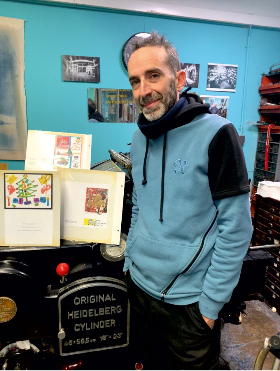 «Παλιά τυπώναμε κάρτες σχεδόν για όλους· δεν υπήρχε σύλλογος που να μην είχε τις δικές του. Γιατροί, δικηγόροι, λογιστές, διαφημιστικές που έστελναν ευχές στους πελάτες τους, και φυσικά βιβλιοπωλεία, για τον κόσμο που αγαπούσε τη διαδικασία»