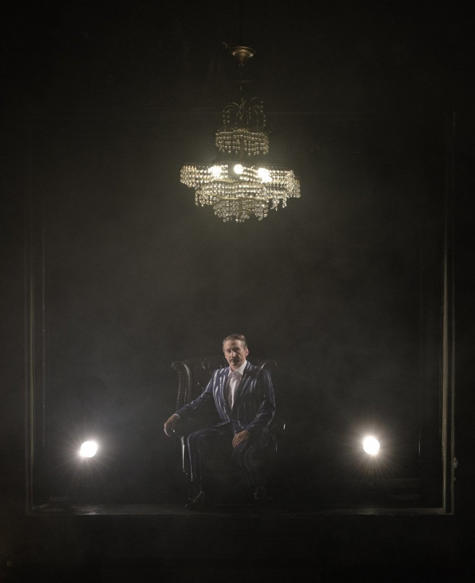 Ο Δημήτρης Τάρλοου δίνει μια αισθητική καμπαρέ στην Ηλέκτρα. 