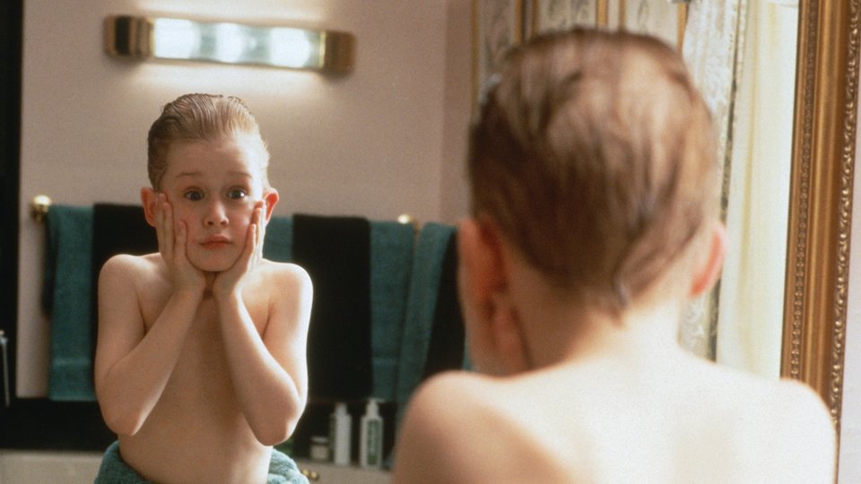 Χρησιμοποιώντας μια σειρά από περίπλοκες παγίδες, κόλπα και «όπλα», ο Κέβιν βασανίζει τους εισβολείς με τρόπο ευφυή και ξεκαρδιστικό / IMDB