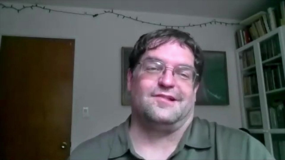 Ο Τζόλιμορ δεν ισχυρίζεται ότι σε ένα εξάμηνο μπορεί να προετοιμάσει πλήρως κάποιον. Μπορεί όμως να τον φέρει πιο κοντά — αν ο φοιτητής δεσμευθεί και δουλέψει / YOUTUBE