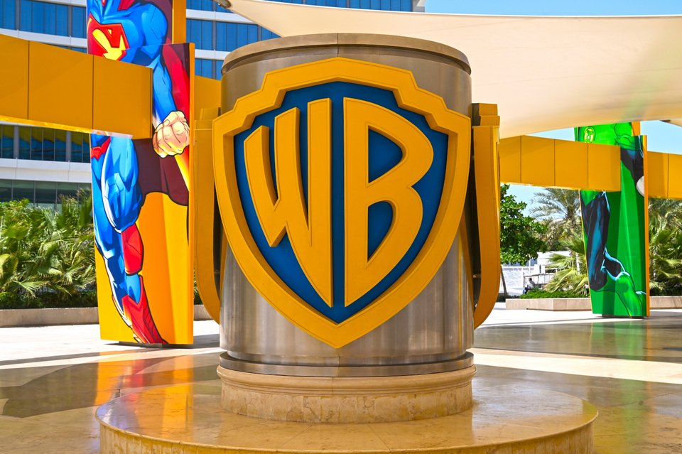 Λογότυπο της Warner Bros μπροστά από την είσοδο του θεματικού πάρκου WB World στο Αμπού Ντάμπι