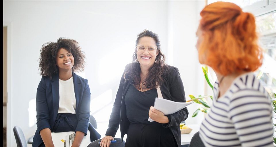 Η πλατφόρμα ενισχύει δυσανάλογα το ανδρικά κωδικοποιημένο λεξιλόγιο και περιορίζει τόσο το ουδέτερο όσο και το θηλυκού τύπου ύφος, ακόμη και όταν το κοινό ανταποκρίνεται πιο θετικά στο δεύτερο / SHUTTERSTOCK