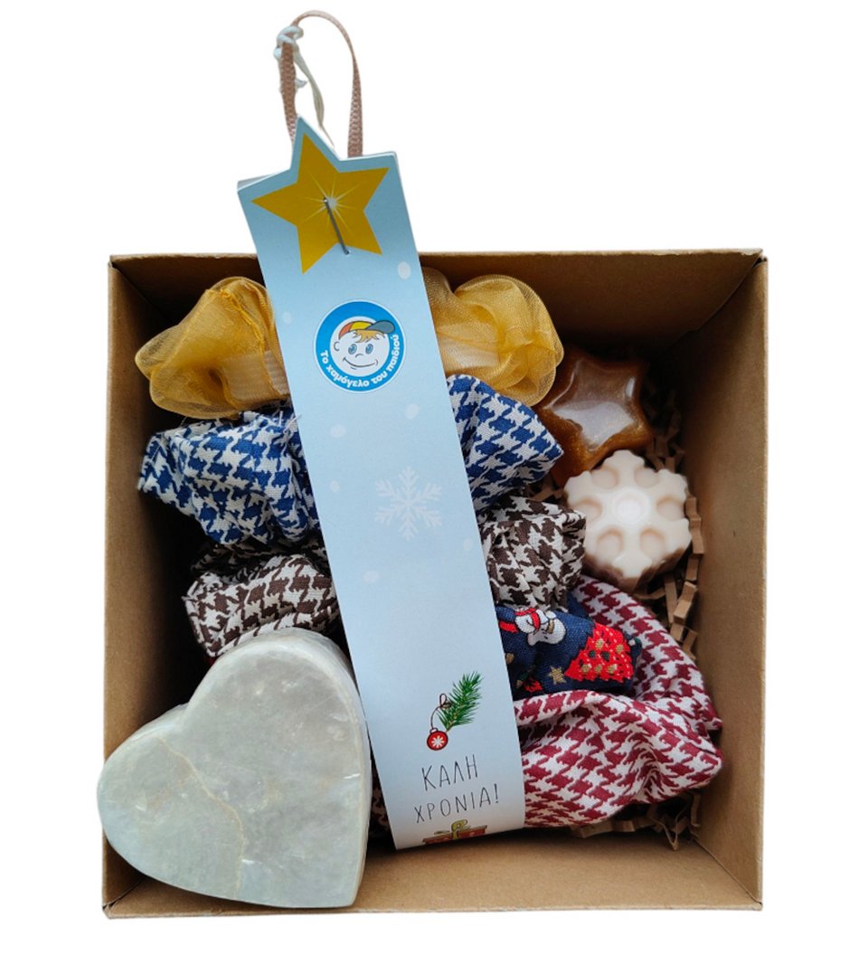Πακέτο Δώρου «A Gift for You», περιλαμβάνει χειροποίητα λαστιχάκια μαλλιών Scrunchies, αρωματικά σαπουνάκια σε χριστουγεννιάτικο σχέδιο, κρεμαστά σκουλαρίκια, δημιουργία των εθελοντών του εργαστηρίου