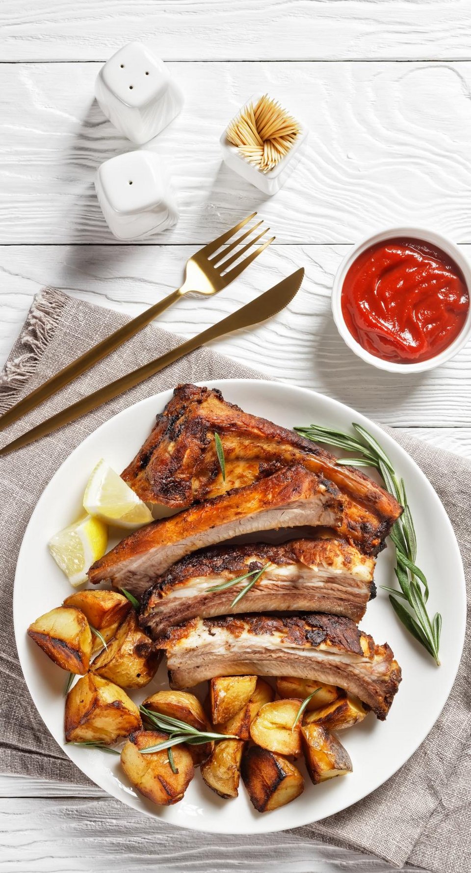 Χοιρινό στον φούρνο με πατάτες / Φωτογραφία: Shutterstock