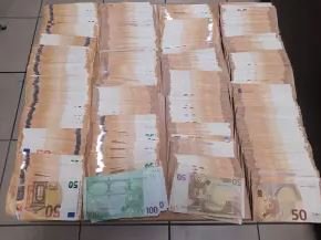 Από τις έρευνες που διενεργήθηκαν κατασχέθηκε το χρηματικό ποσό των 40.300 ευρώ