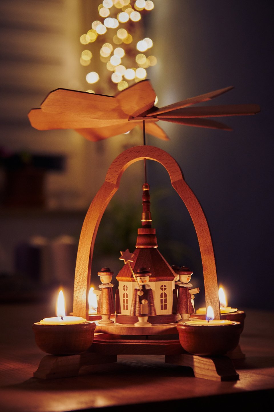 Γερμανική χριστουγεννιάτικη πυραμίδα με ξύλινες φιγούρες