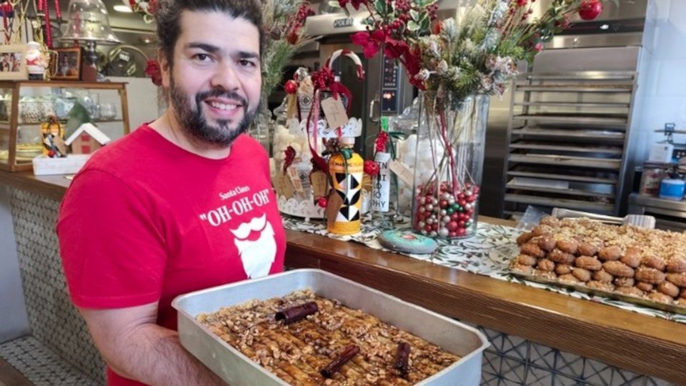 Πάρης Γούναρης με την παραδοσιακή πλατσέντα