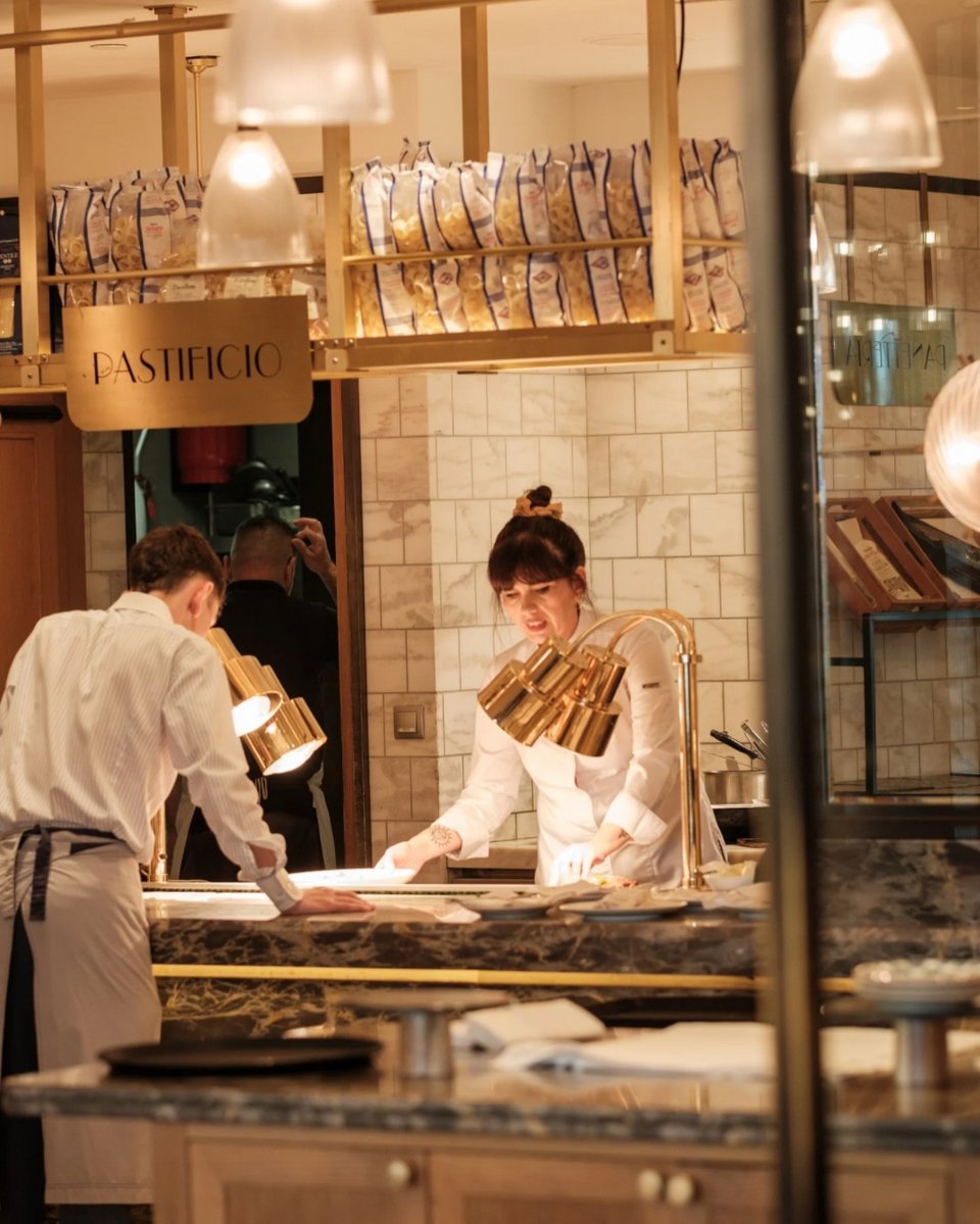 Η Μάγκυ Ταμπακάκη στην κουζίνα του εστιατορίου Mercato, φωτογραφημένη από τον digital creator @food_feels / Φωτογραφία: @food_feels via @fsathens/Instagram