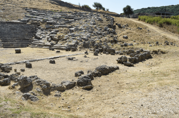 Άποψη του θεάτρου από βόρεια. Διακρίνεται το σκηνικό οικοδόμημα