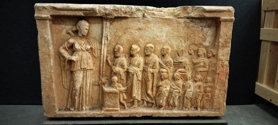 Αττικό μαρμάρινο αναθηματικό ανάγλυφο του β' μισού 4ου αι π. Χ.