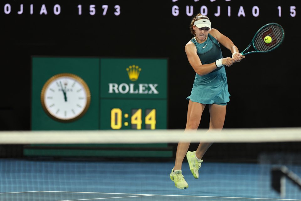 Η Πρέσβειρα της Rolex, Mirra Andreeva, εκτελεί backhand στο Australian Open 2025