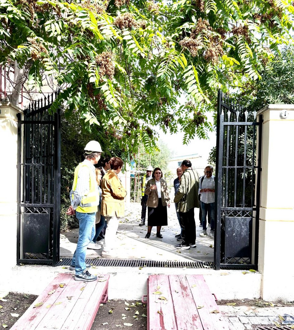 Η έξοδος από τον κήπο του κτηρίου 