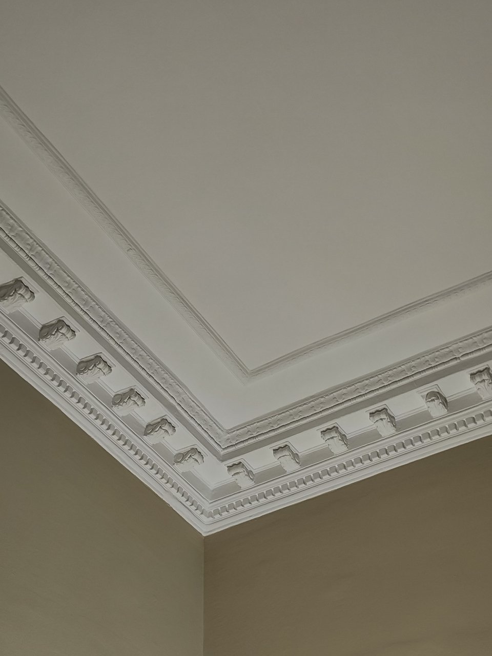Η οροφή με τον γλυπτικό διάκοσμο