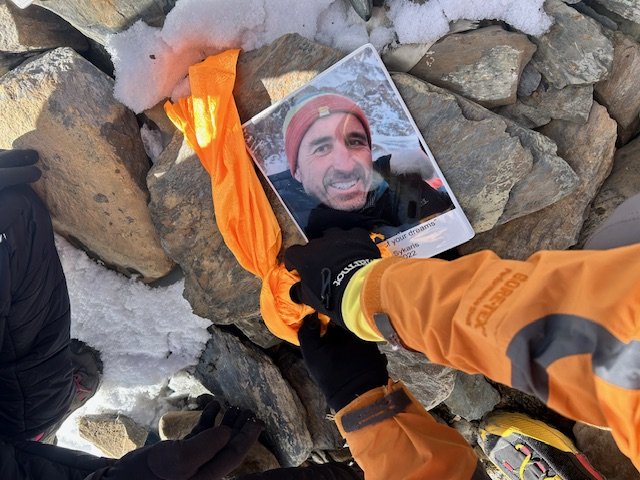 Η φωτογραφία του Αντώνη Συκάρη στο σημείο όπου η σύζυγός του άφησε τιμητική πλακέτα