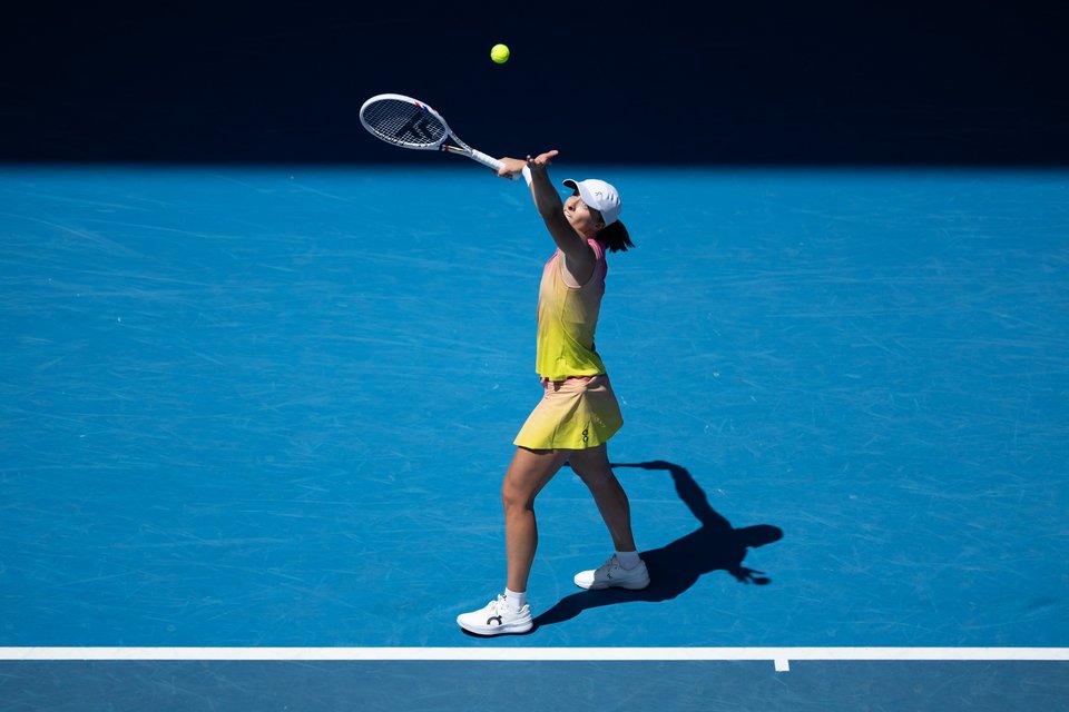 Η Testimonee της Rolex, Iga Świątek, εκτελεί σερβίς στο Australian Open 2025