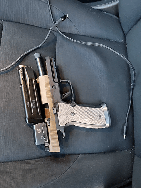 Αυτό είναι το όπλο που σύμφωνα με τις αστυνομικές αρχές έφερε επάνω του ο 37χρονος άνδρας. 