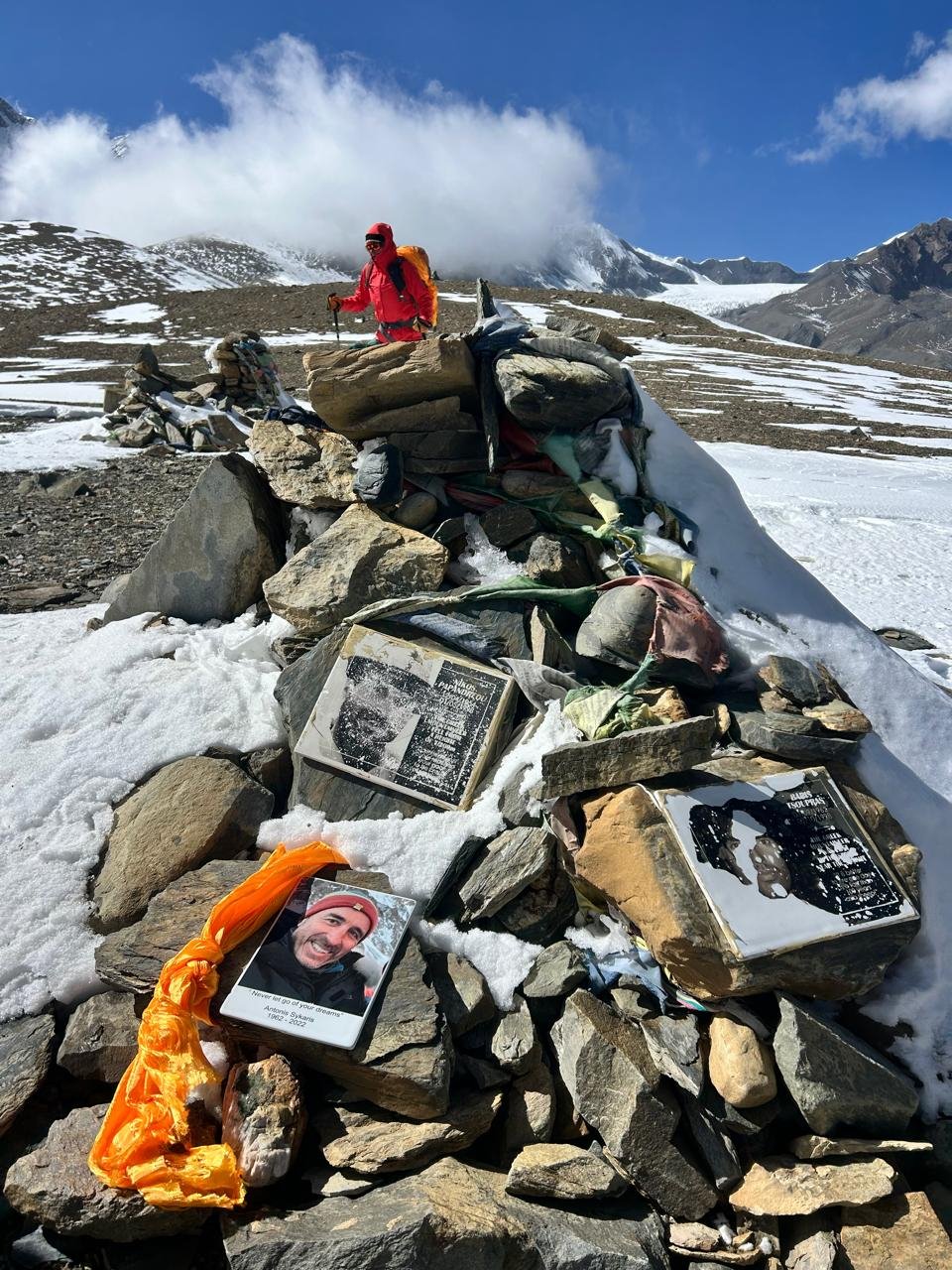 Το μνημείο για τον Αντώνη Συκάρη