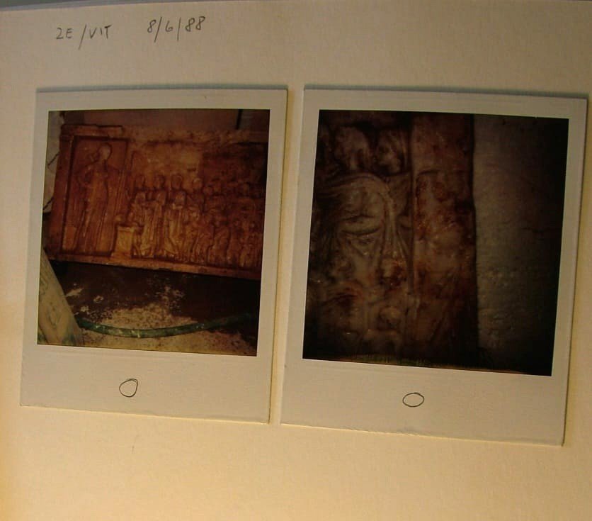 Φωτογραφία του αναθηματικού αναγλύφου περιλαμβάνεται στο αρχείο του Gianfranco Becchina που κατασχέθηκε το 2002 στην γκαλερί του