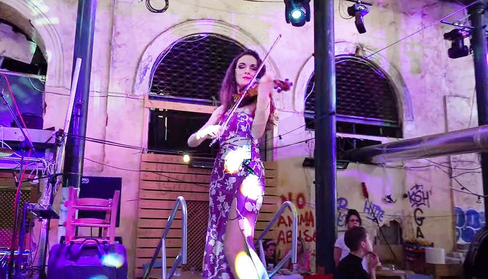 Η Στέλλα Ζιοπούλου στο Φεστιβάλ Συμπόσιο, στη Βαρβάκειο Αγορά. Μάρτιος 2025.