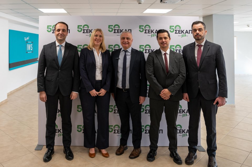 Χρήστος Δερμεντζόπουλος, Υφυπουργός Ψηφιακής Διακυβέρνησης, Janine Neuhaus, Γενική Διευθύντρια της JTI Hellas, με ευθύνη για τις αγορές Ελλάδας, Ισραήλ, Κύπρου, και Μάλτας, Λάζαρος Τσαβδαρίδης, Υφυπουργός Ανάπτυξης, Yasan Abu Rasideh, νέος Διευθυντής του εργοστασίου &amp; Δρ. Συμεών Σιδηρόπουλος, Επικεφαλής Εταιρικών Υποθέσεων &amp; Επικοινωνίας της JTI Hellas 