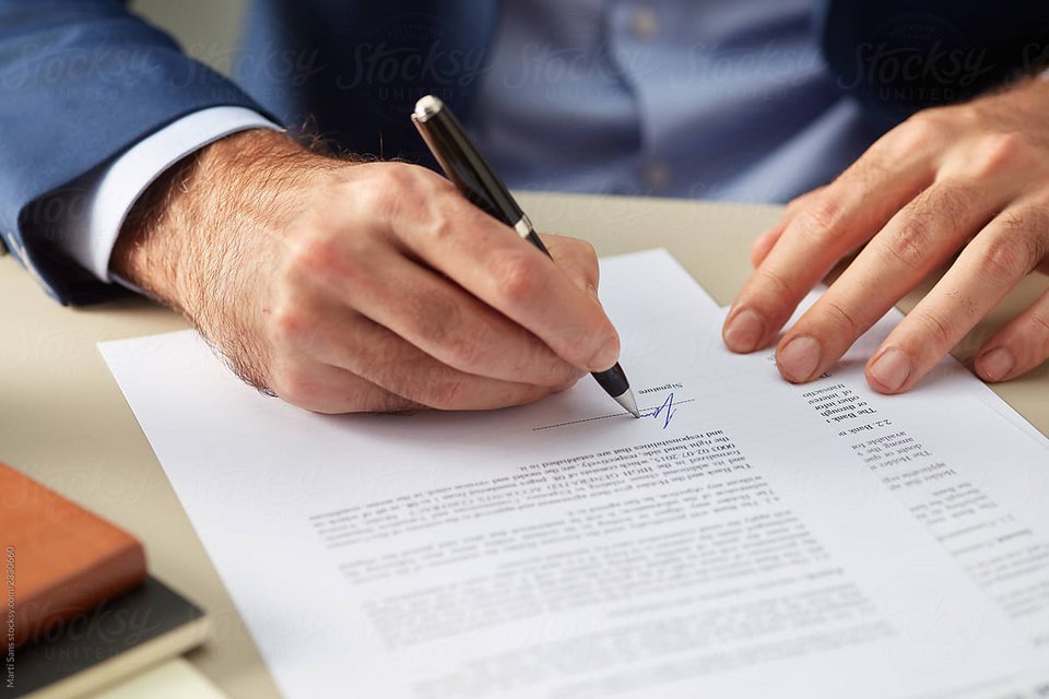 Οι γραφολόγοι τονίζουν ξανά και ξανά: η υπογραφή είναι ένα είδος συμβιβασμού ανάμεσα στο εσωτερικό και το εξωτερικό εγώ / SHUTTERSTOCK