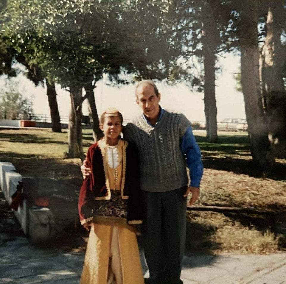 Η Έβελιν με τον παππού της