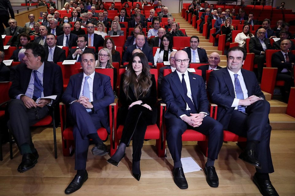 Από δεξιά: Κυριάκος Πιερρακάκης, Στίβεν Μάιραν (μέλος του Δ.Σ. της FED), Κίμπερλι Γκίλφοϊλ, Σταύρος Παπασταύρου, Αλέξης Παπαχελάς / Φωτογραφία: Intimenews 