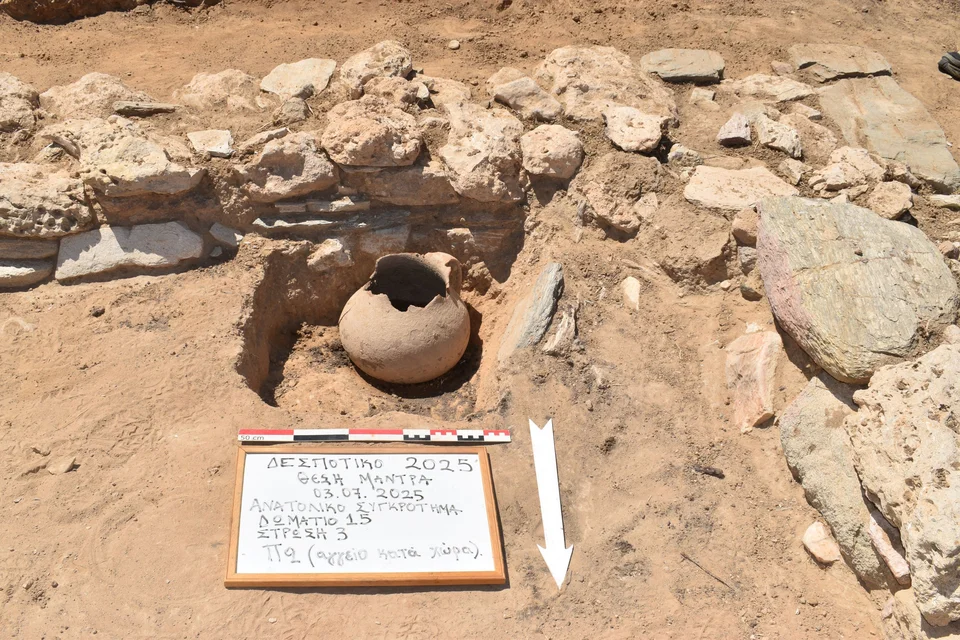 Αποκάλυψη μαγειρικού αγγείου σε δωμάτιο του Ανατολικού Συγκροτήματος