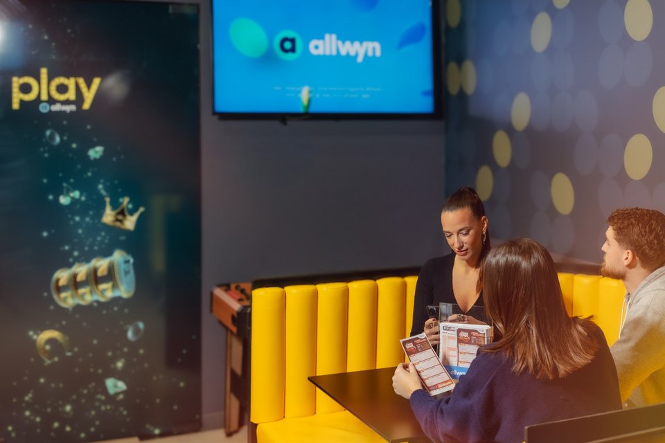 Με σύγχρονο look and feel, τα καταστήματα Allwyn φέρνουν περισσότερη διασκέδαση και ακόμη πιο πολλές εκπλήξεις 