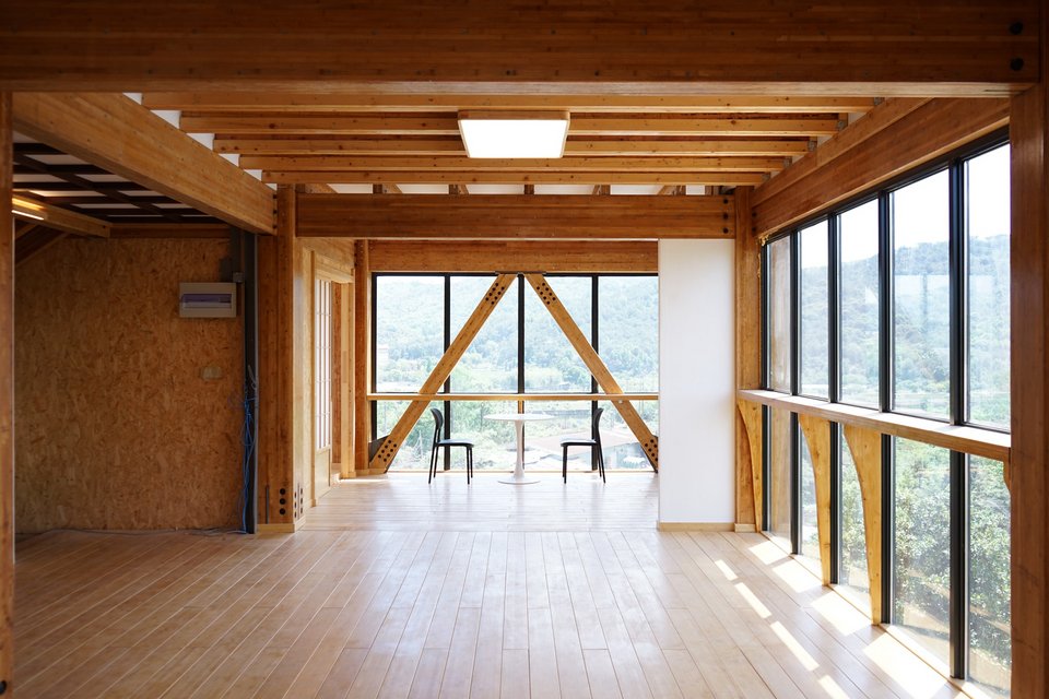 Tο μπαμπού δεν εμφανίζεται μόνο ως «πράσινο» υλικό, αλλά και ως υλικό προσαρμογής σε κλίματα υψηλού κινδύνου, όπου οι καταστροφές δεν είναι σπάνιες εξαιρέσεις αλλά επαναλαμβανόμενη πραγματικότητα / INSTAGRAM