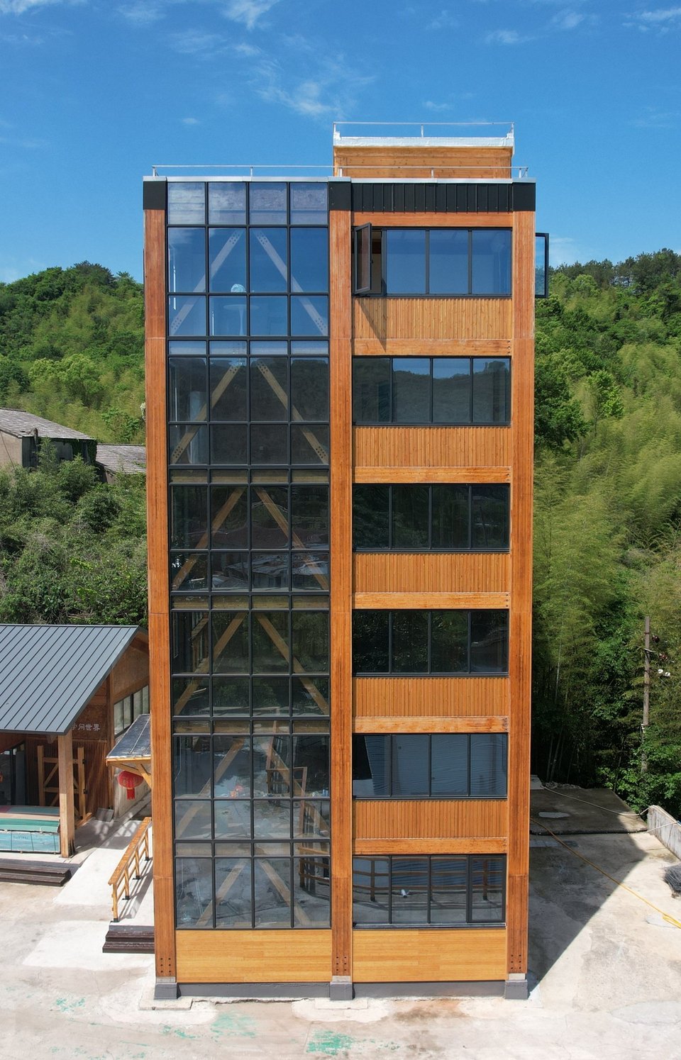 Στη βορειοανατολική Κίνα, ο πύργος Ninghai bamboo tower, ύψους άνω των 20 μέτρων, προβάλλεται ως ο πρώτος «high-rise» που υλοποιήθηκε με engineered bamboo, δηλαδή με τεχνητά επεξεργασμένα/μηχανικά προϊόντα μπαμπού που στοχεύουν σε σταθερές, προβλέψιμες ιδιότητες / ΙΝSTAGRAM