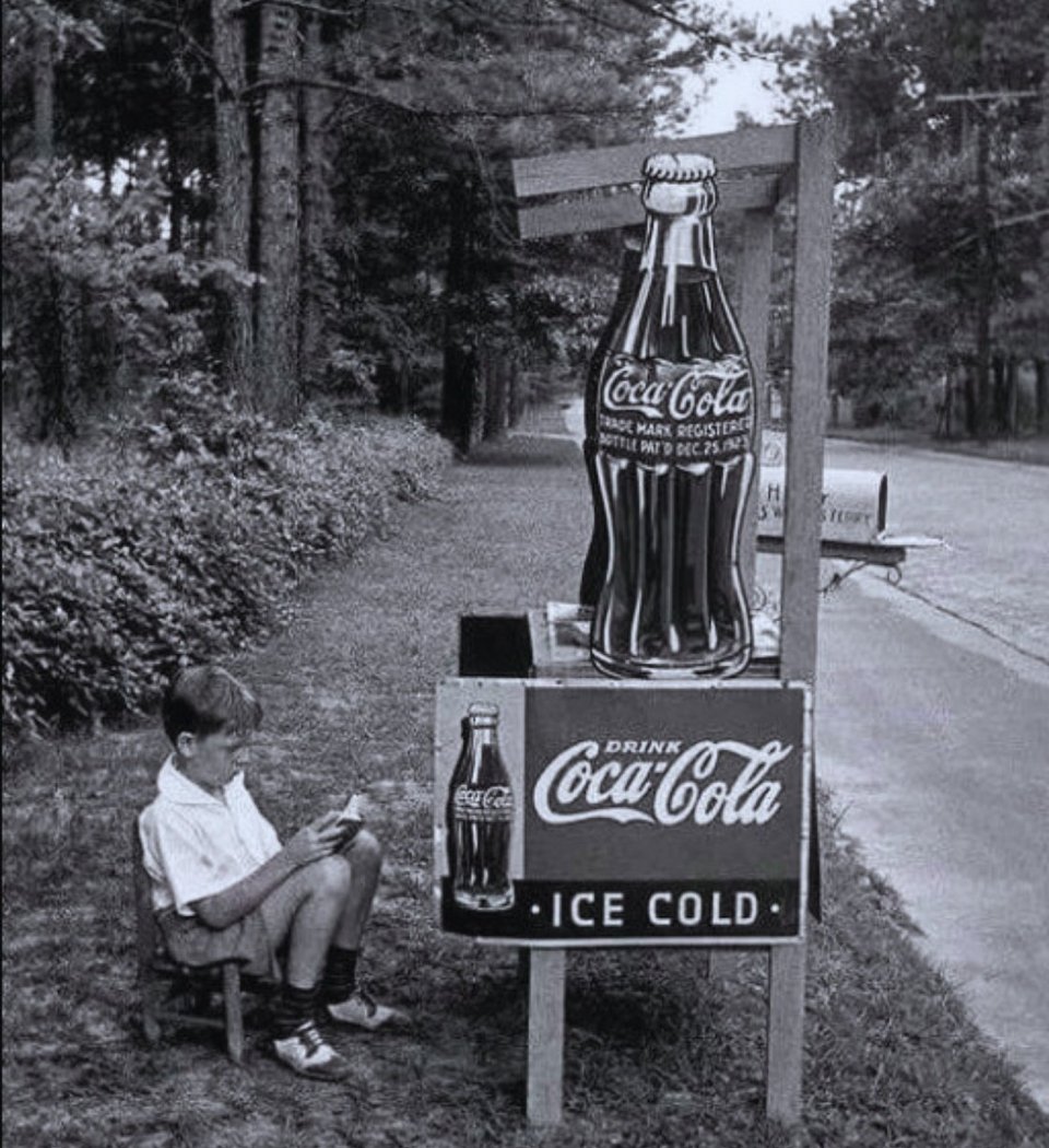 Το πραγματικό μυστήριο, όπως εξηγεί, δεν βρίσκεται εκεί, αλλά στο υπόλοιπο 1%, δηλαδή στο περίφημο σιρόπι γεύσης, γνωστό εδώ και δεκαετίες ως «Merchandise 7X» / INSTAGRAM