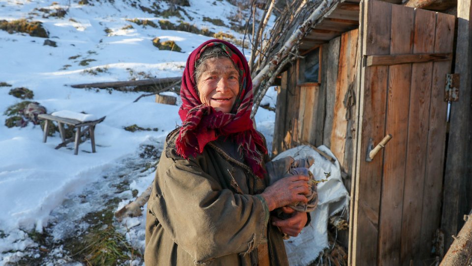 Με τη βοήθεια του δασοφύλακα που έχει την ευθύνη της, ζήτησε νέο σπίτι από τον Ολέγκ Ντεριπάσκα, ολιγάρχη που πλούτισε από ιδιωτικοποιήσεις της δεκαετίας του ’90 και έφτασε να δημιουργήσει τη Rusal. Το 2021 μετακόμισε σε νέα καλύβα με τη στήριξή του / YOUTUBE