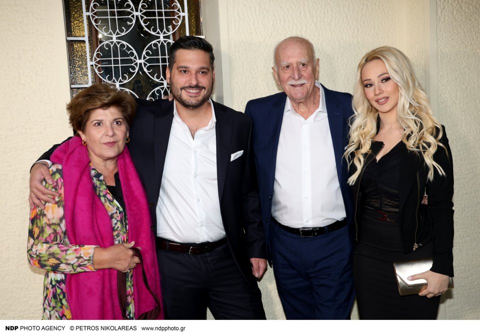 Ο Γιώργος Παπαδάκης με τον γιο του, Φοίβο και την σύζυγό του, Τίνα Παπαδέλη