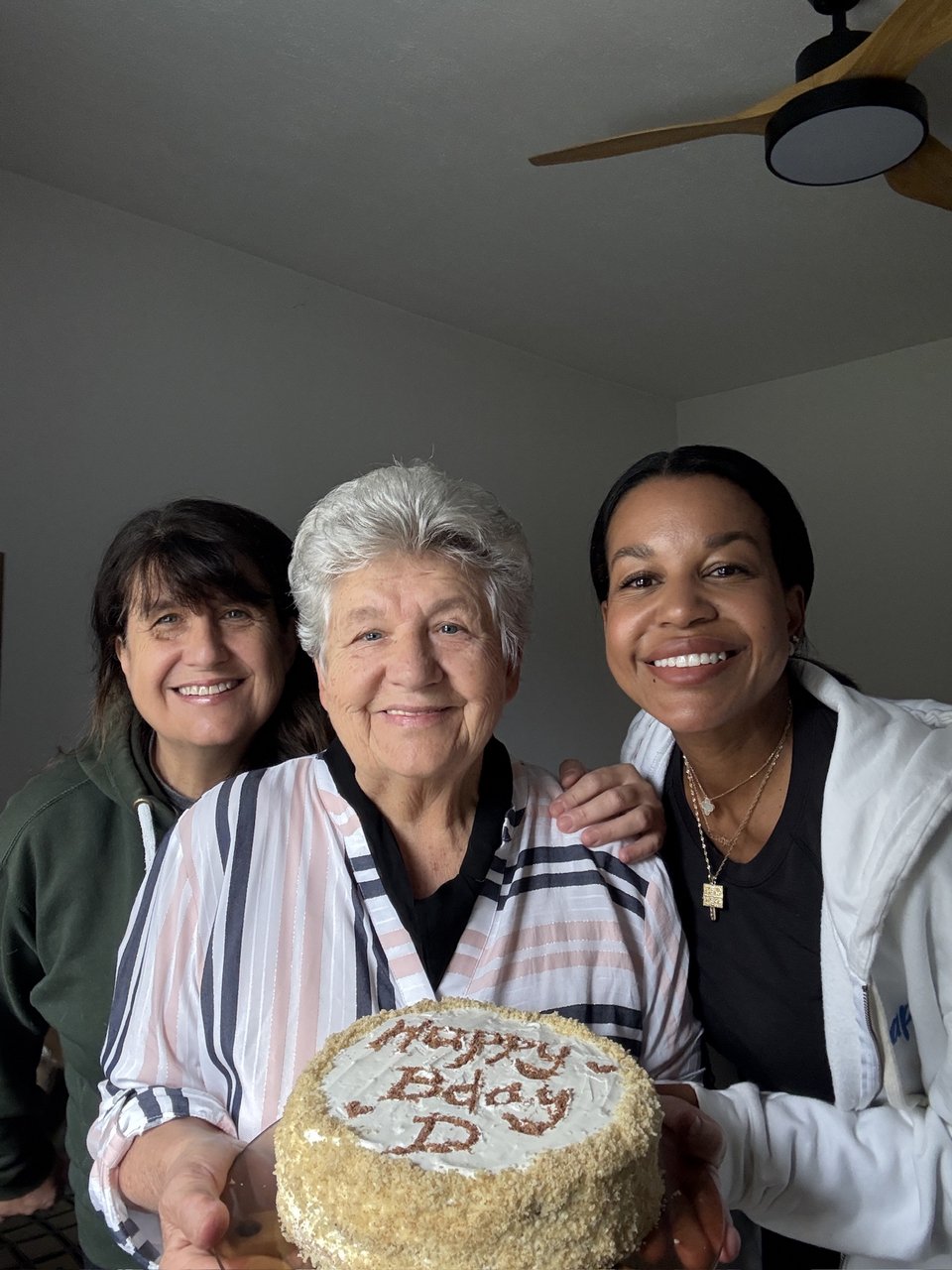 Η Έβελιν με τη μαμά και τη γιαγιά της 