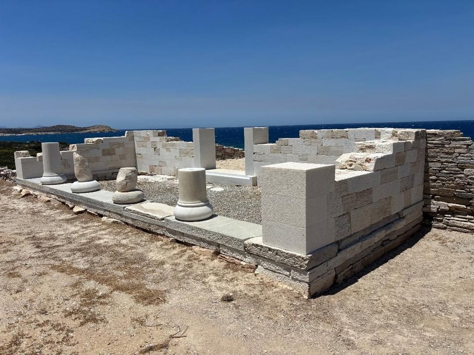  Το αναστηλωμένο αρχαϊκό Κτίριο Δ (άποψη από ΝΑ)