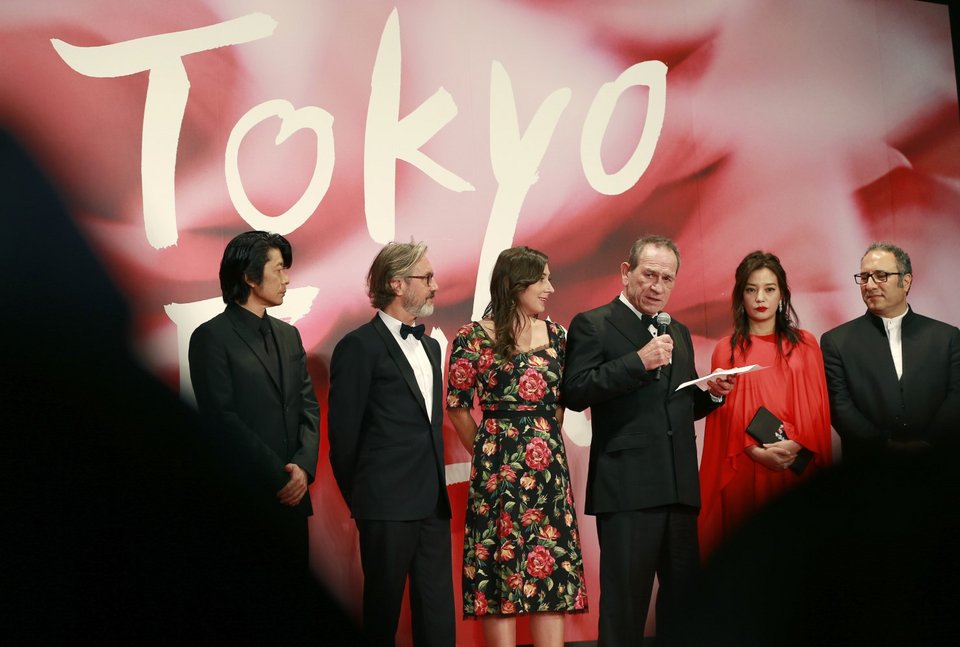 Ο Τόμι Λι Τζόουνς με την κόρη του, Βικτόρια