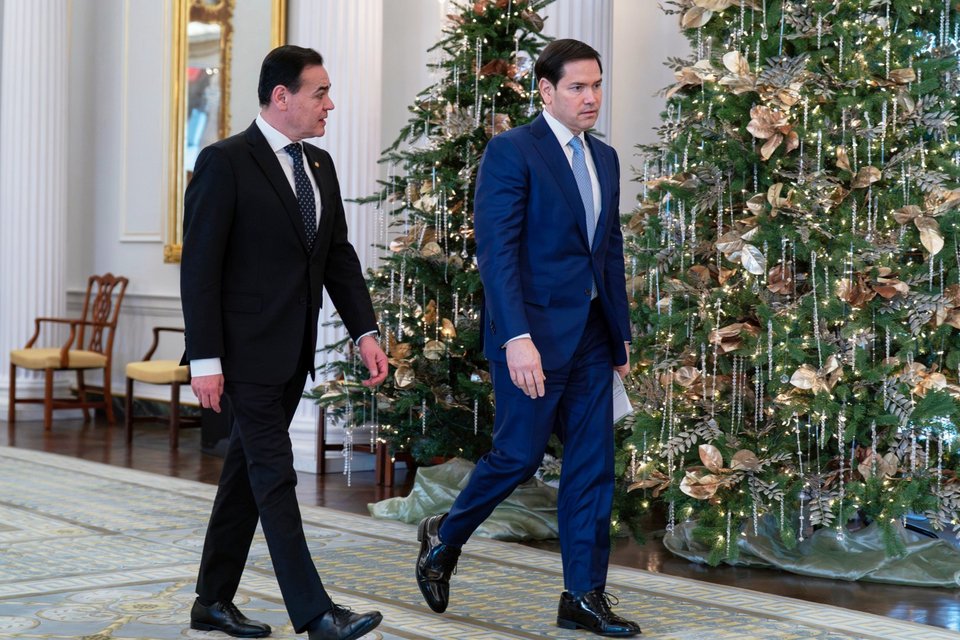 Ο Μάρκο Ρούμπιο (δεξιά)