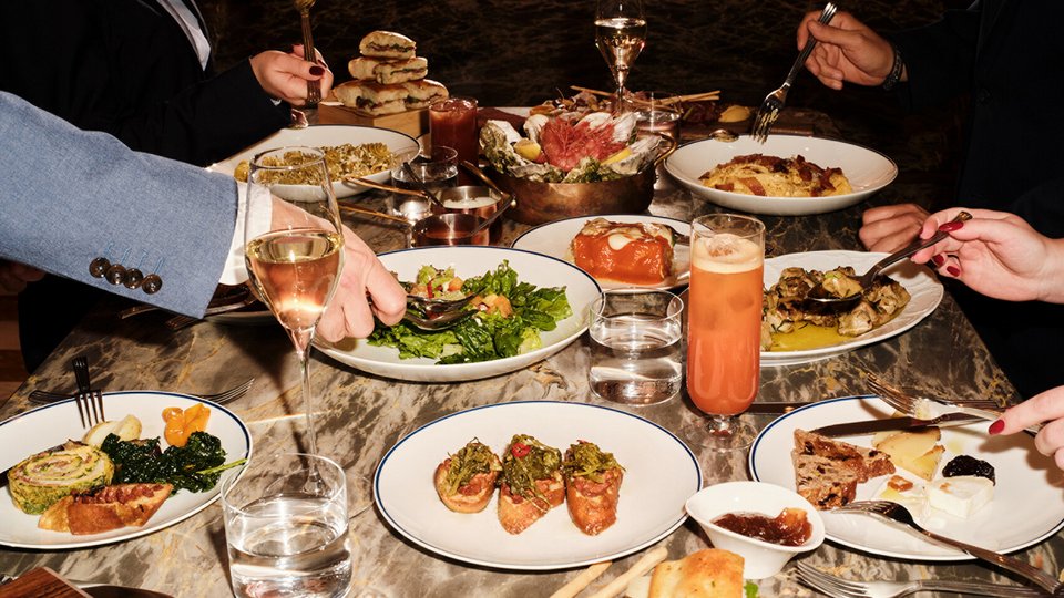 Στιγμιότυπο από το κυριακάτικο brunch του εστιατορίου Mercato στο Four Seasons Astir Palace Hotel Athens / Φωτογραφία: Courtesy of Four Seasons Astir Palace Hotel Athens