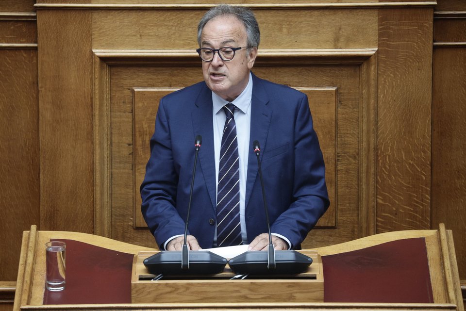 Ο Γιώργος Αποστολάκης στο βήμα της Βουλής ως βουλευτής της «Νίκης» / Eurokinissi
