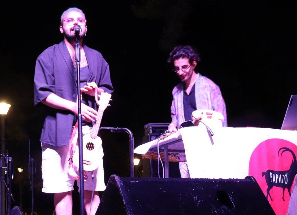 Ο Akylas με το γιουκαλίλι του, επί σκηνής σε φεστιβάλ στο Μαρούσι, το 2023. Δίπλα του ο τραγουδοποιός Papazo / Εικόνα: Μ.Νταλούκας