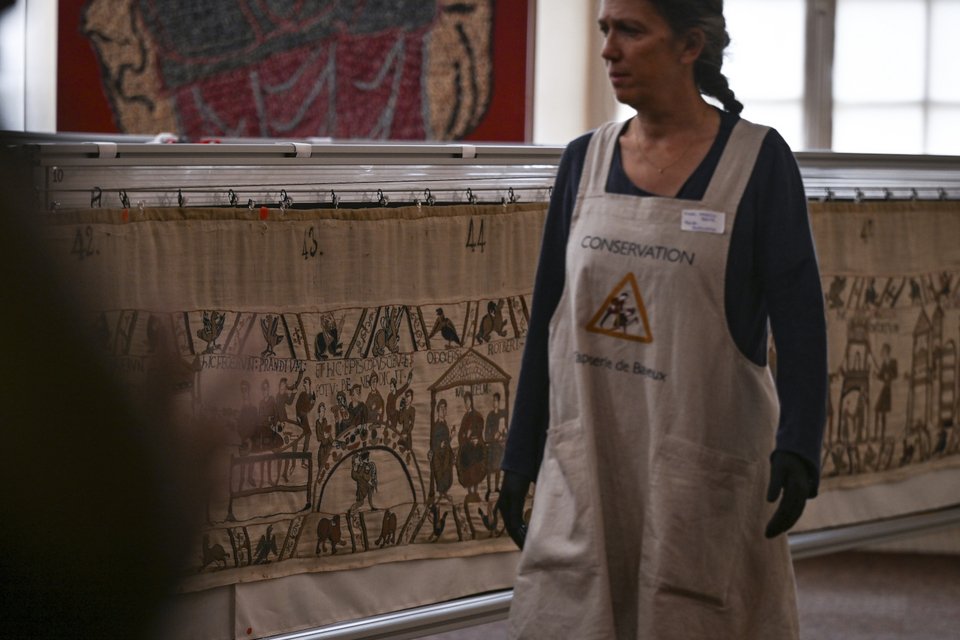 Εργαζόμενη ετοιμάζει την Ταπισερί του Μπαγιέ για μεταφορά στο Βρετανικό Μουσείο, 18 Σεπτεμβρίου 2025
