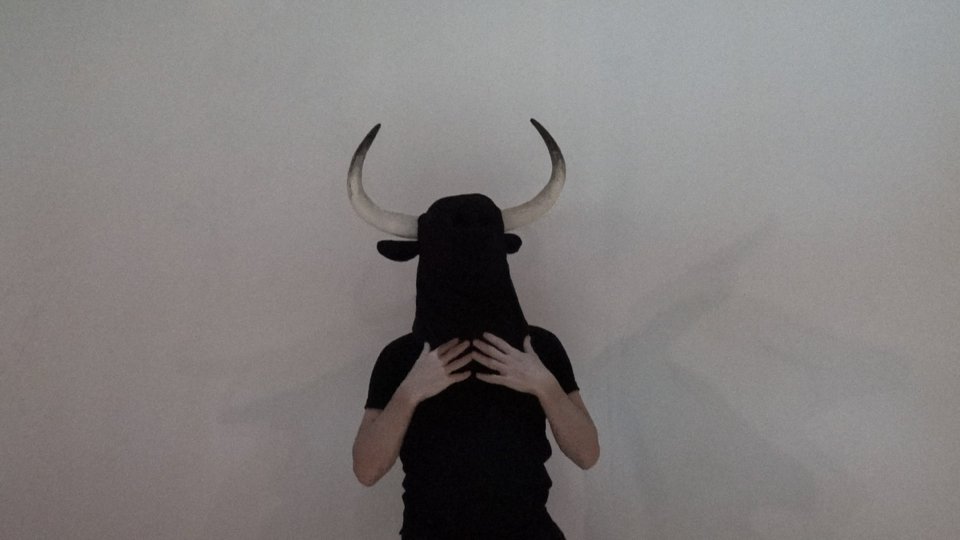 Η σκηνοθέτις Εύα Στεφανή ακολουθεί την προετοιμασία και την περιοδεία της παράστασης «Εγκάρσιος Προσανατολισμός» του Δημήτρη Παπαϊωάννου στις ευρωπαϊκές σκηνές