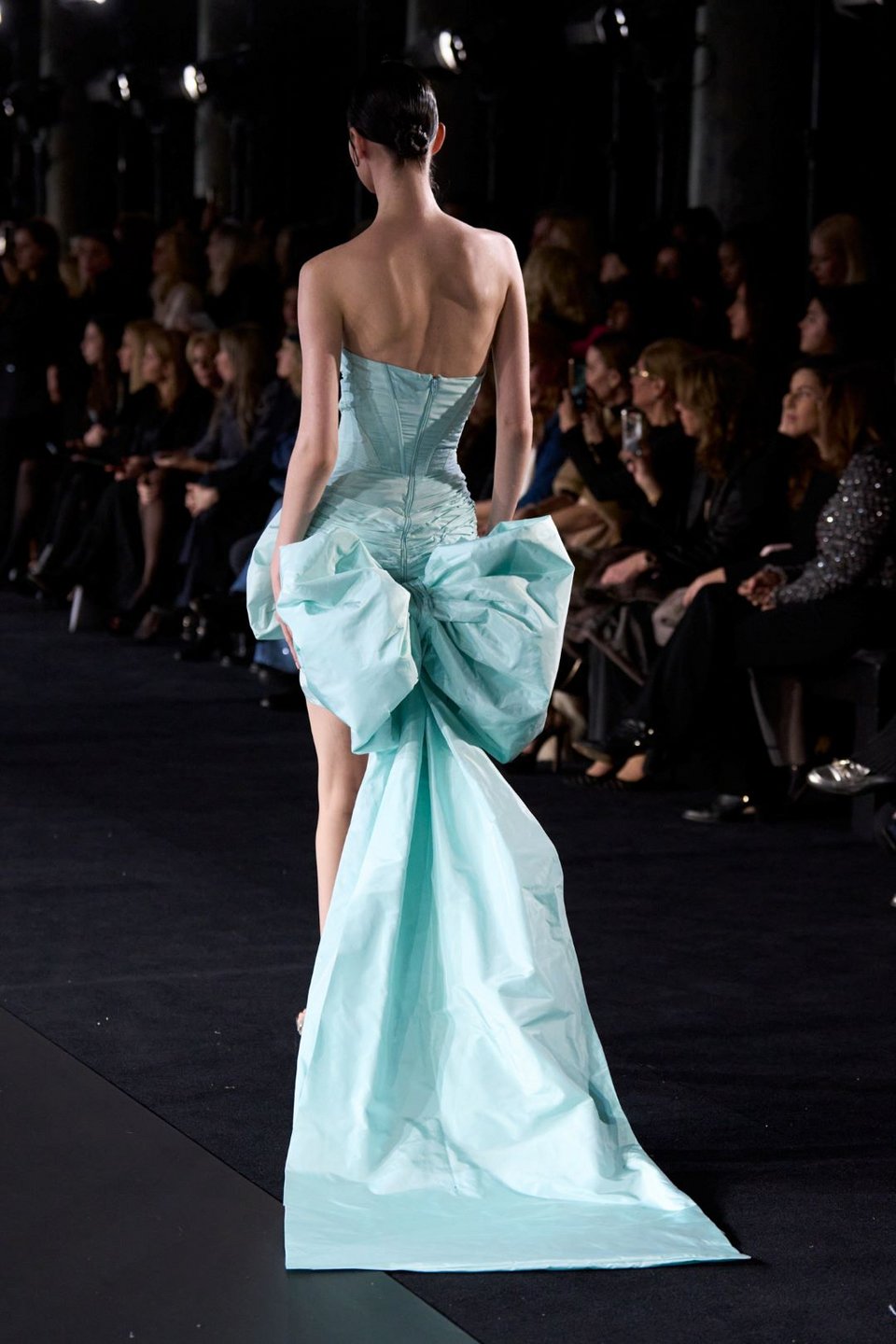 Η διεθνής σχεδιάστρια μόδας Celia Kritharioti παρουσίασε την συλλογή της, με άρωμα Old Hollywood, στην Εβδομάδα Μόδας στο Παρίσι.