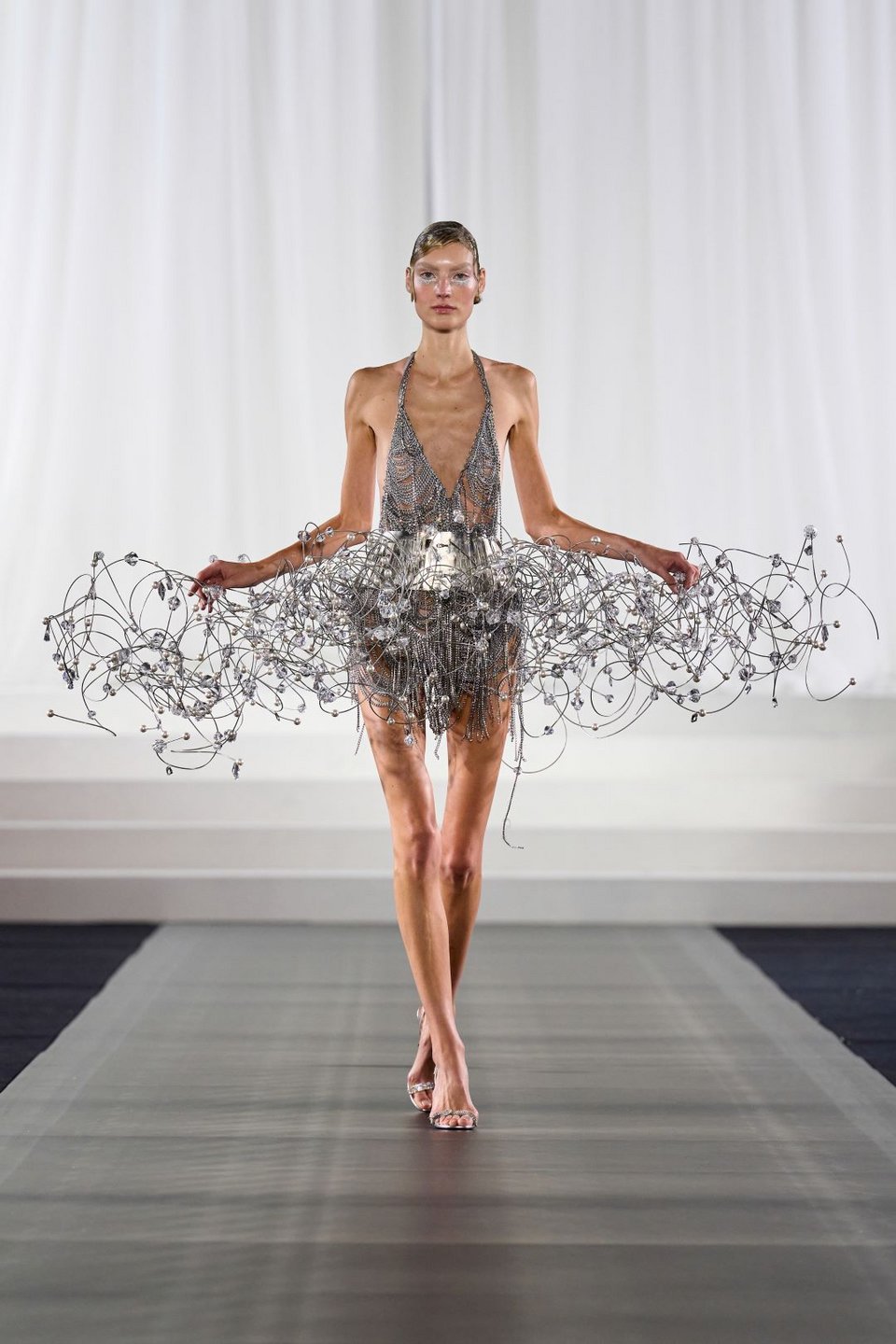 Η διεθνής σχεδιάστρια μόδας Celia Kritharioti παρουσίασε την συλλογή της, με άρωμα Old Hollywood, στην Εβδομάδα Μόδας στο Παρίσι.