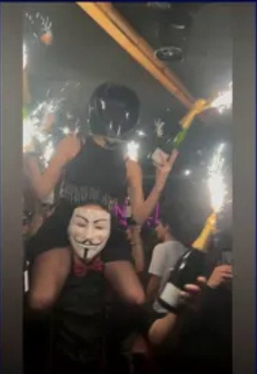 Φωτογραφία από το μπαρ, λίγο πριν ξεσπάσει η φονική πυρκαγιά