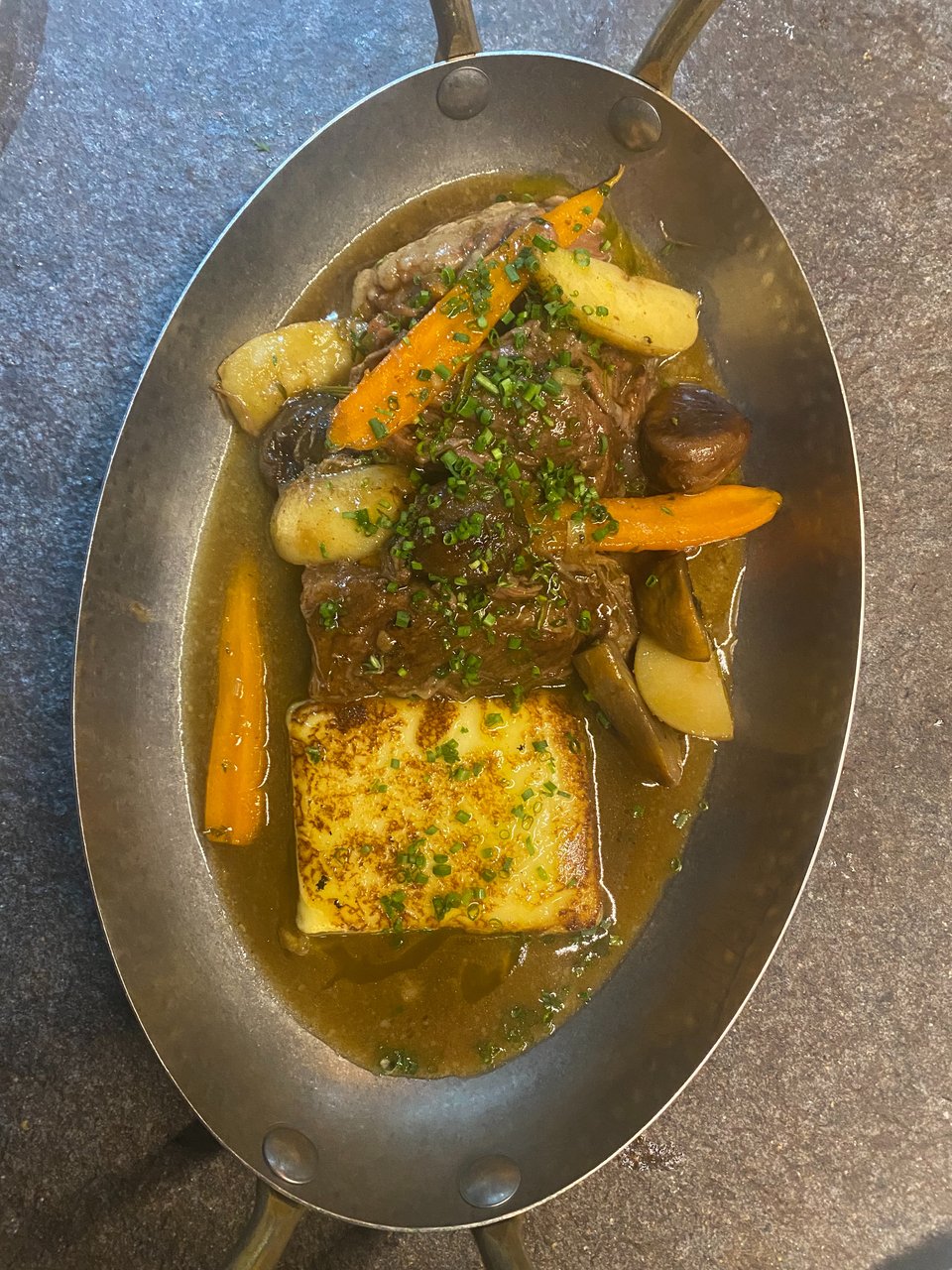 Short ribs με κάστανα  / Φωτογραφία: Μάνος Λειβαδάρος/iefimerida