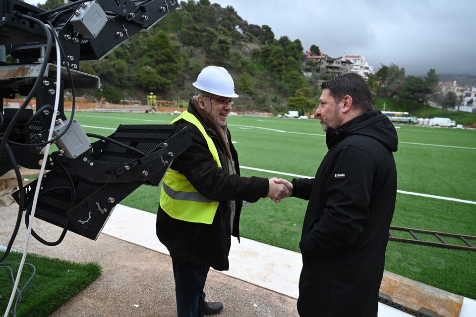 Ο Νίκος Χαρδαλιάς στο γήπεδο του Νεοπεντελικού, ένα από τα τελευταία χωμάτινα γήπεδα της Αττικής, που σήμερα έχει μεταμορφωθεί σε ένα «στολίδι» για την περιοχή / Φωτογραφία: Περιφέρεια Αττικής