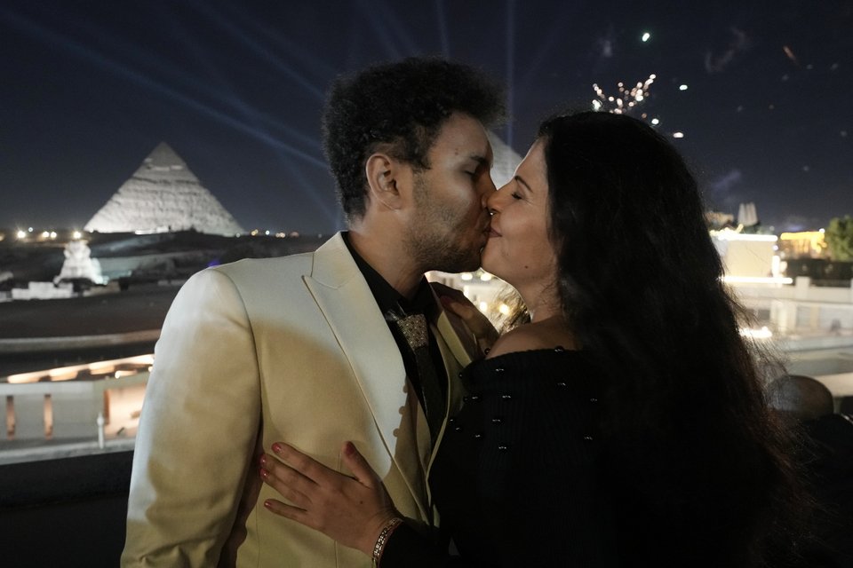Mε ένα φιλί και φόντο τις πυραμίδες της Γκίζας στην Αίγυπτο υποδέχθηκε αυτό το ζευγάρι των τουριστών το 2026