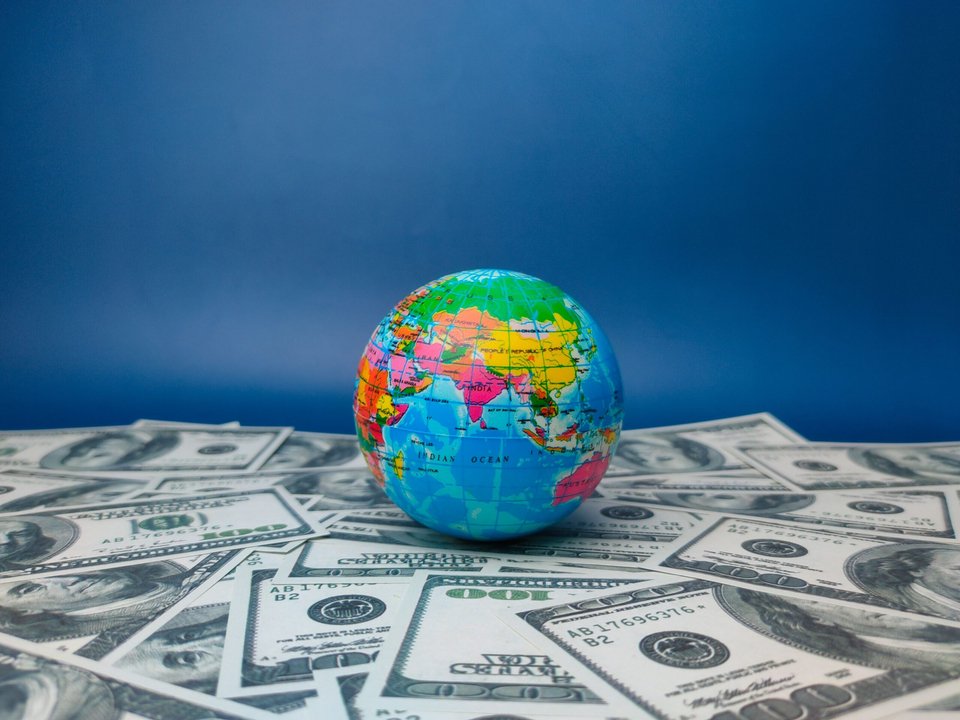 Ενα παλιό αστείο λέει πως οι οικονομολόγοι «έχουν προβλέψει εννέα από τις τελευταίες πέντε υφέσεις». Το αστείο περιέχει και μια αλήθεια: οι προβλέψεις συχνά πέφτουν έξω και οι μεγάλες κρίσεις αιφνιδιάζουν / SHUTTERSTOCK